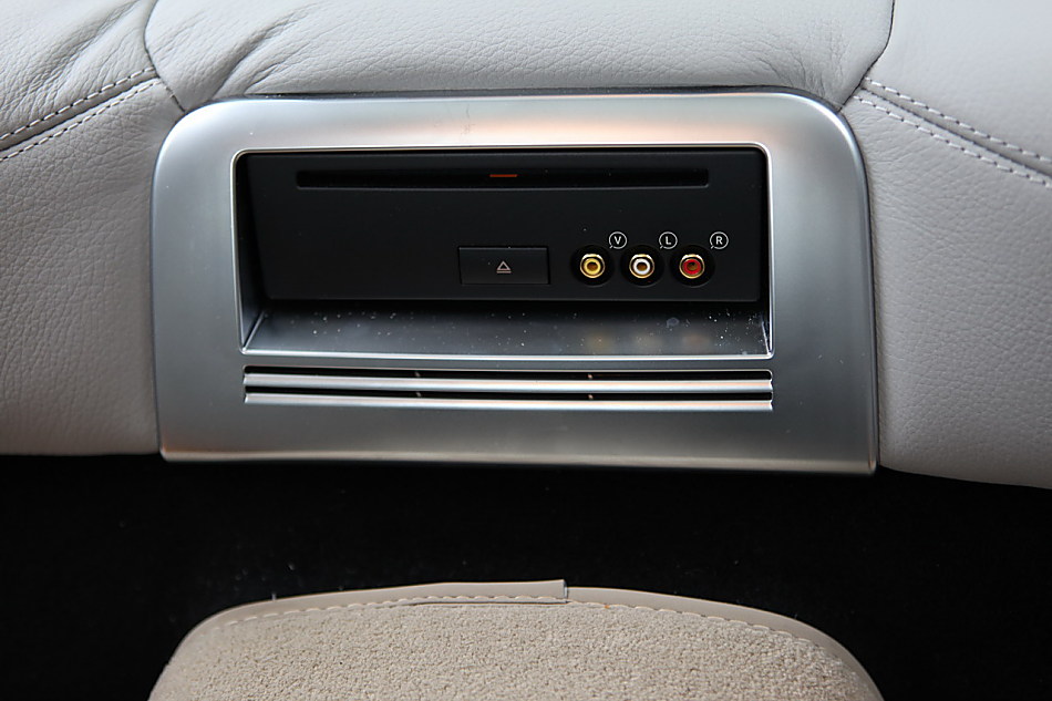 全新一代E300内饰图片