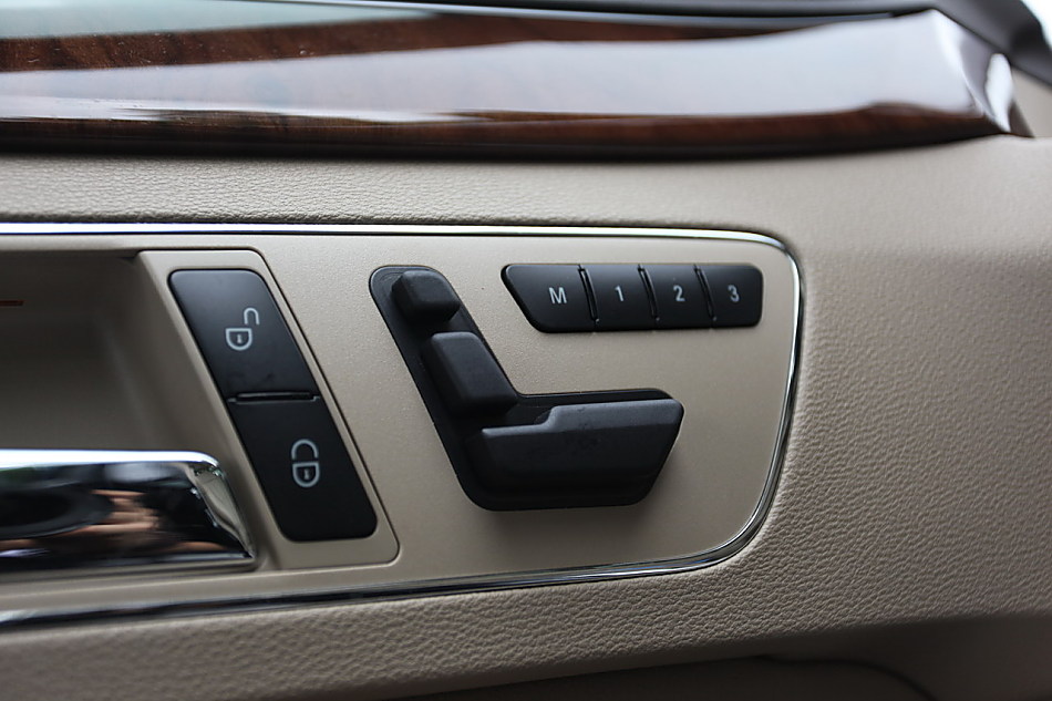 全新一代E300内饰图片