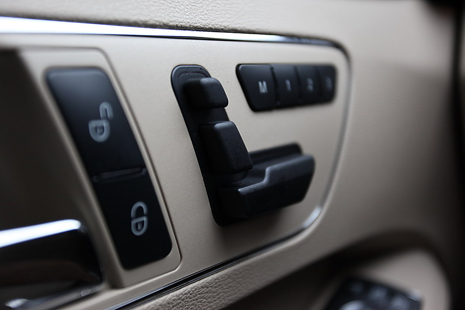 全新一代E300内饰图片