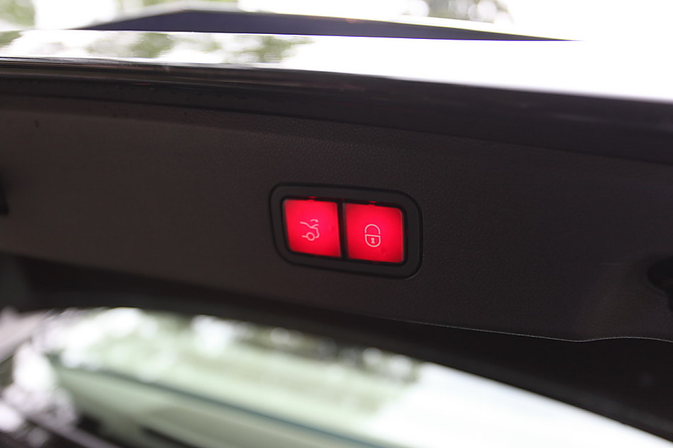 全新一代E300内饰图片