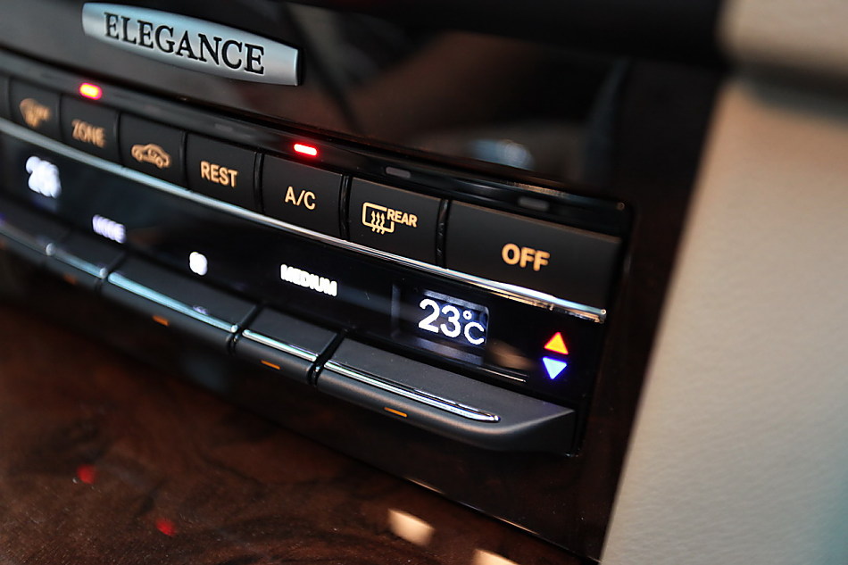 全新一代E300内饰图片