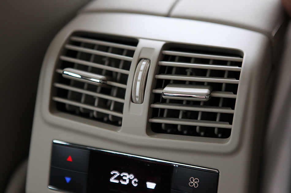 全新一代E300内饰图片