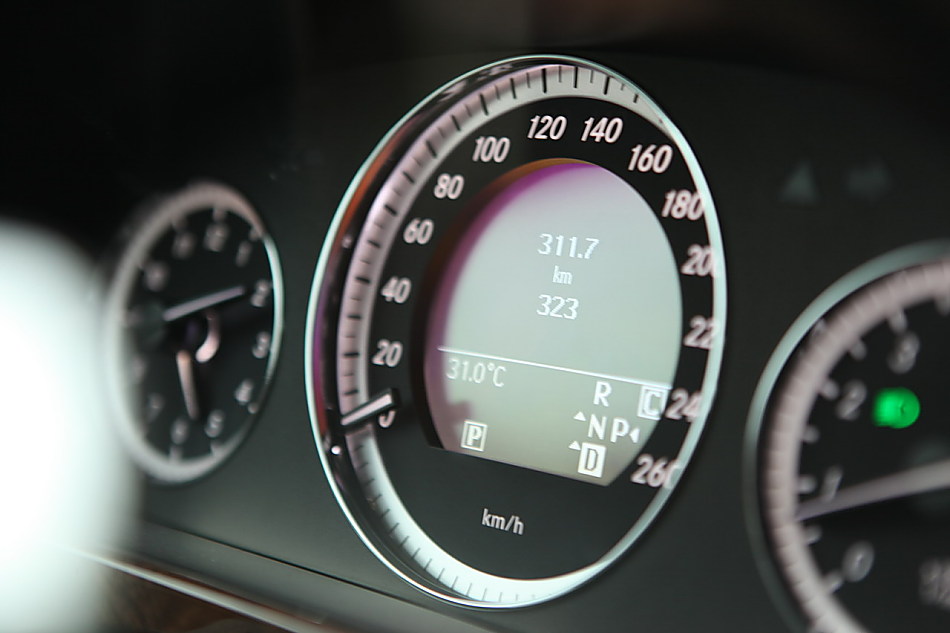 全新一代E300内饰图片