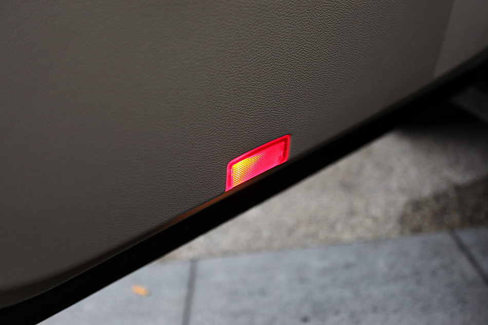 全新一代E300内饰图片