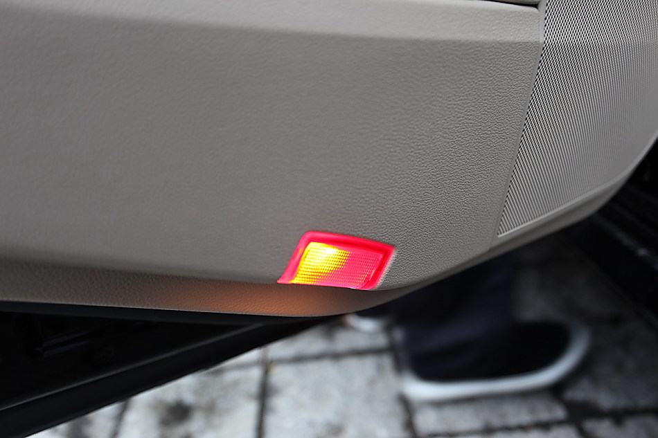 全新一代E300内饰图片