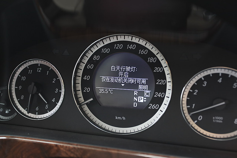 全新一代E300内饰图片