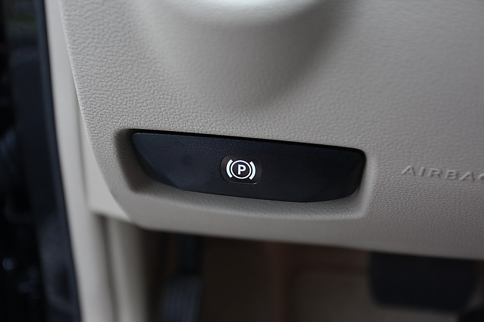 全新一代E300内饰图片