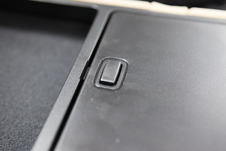 全新一代E300内饰图片