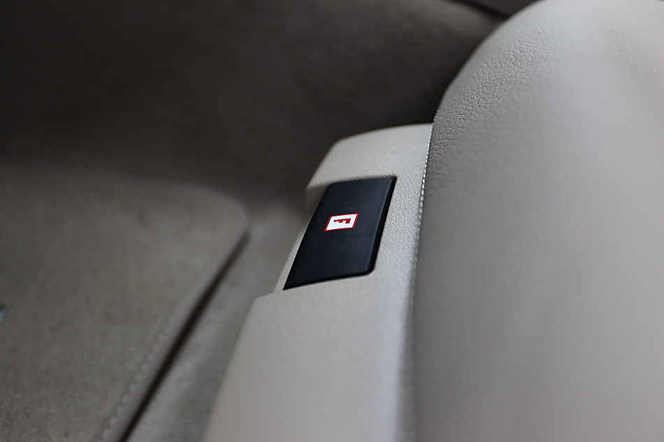 全新一代E300内饰图片