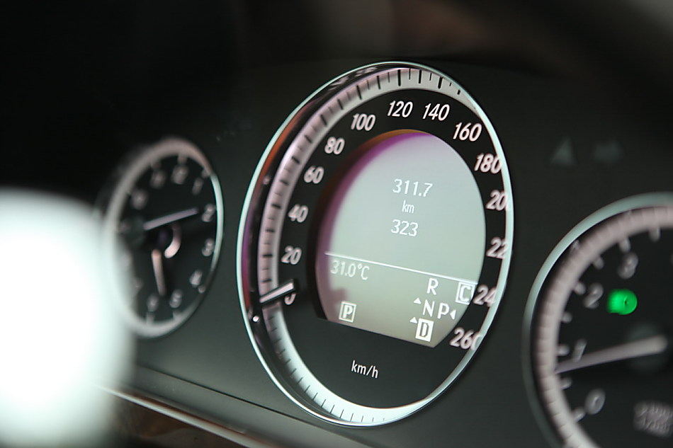 全新一代E300内饰图片