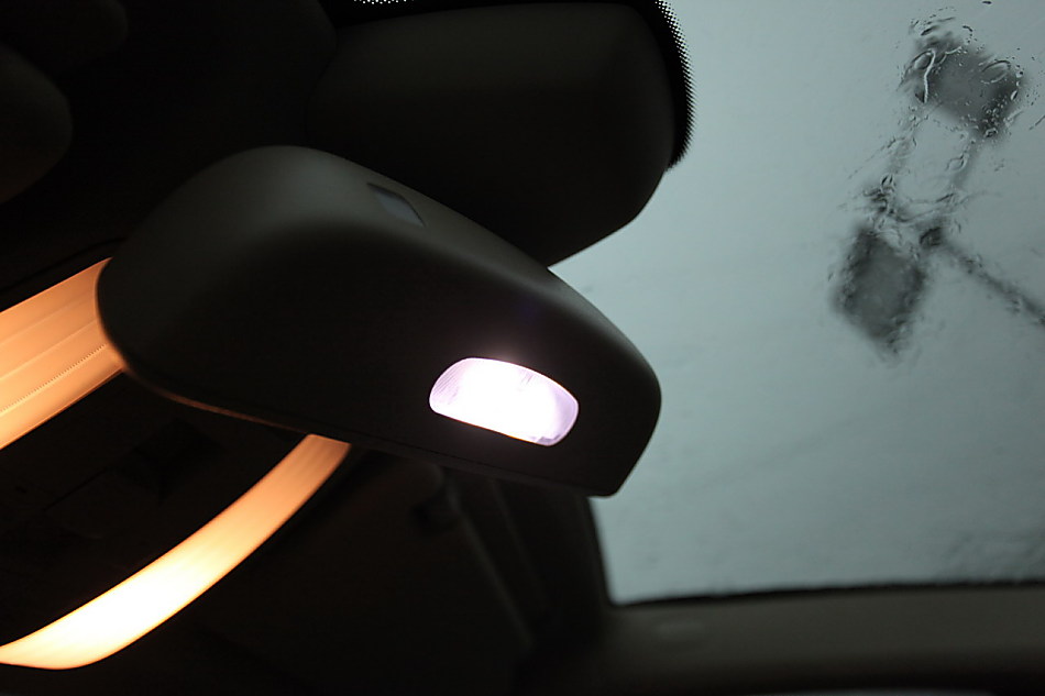 全新一代E300内饰图片