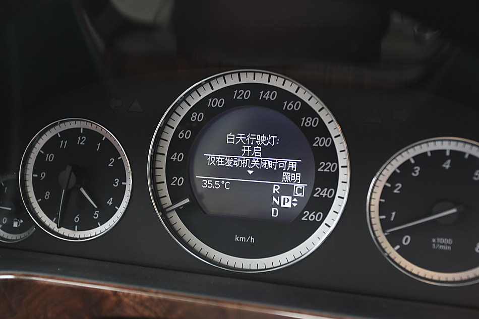 全新一代E300内饰图片