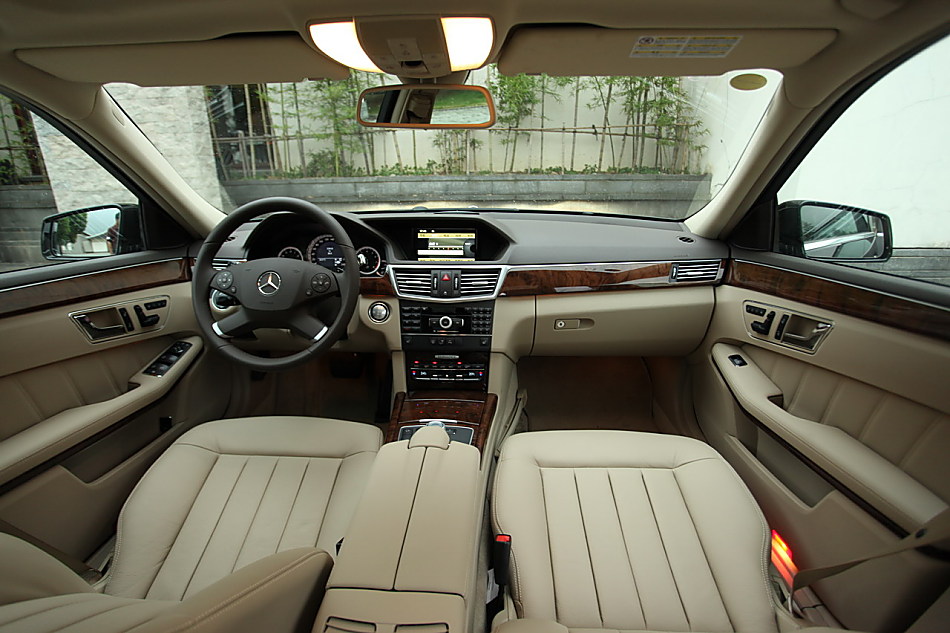 全新一代E300内饰图片