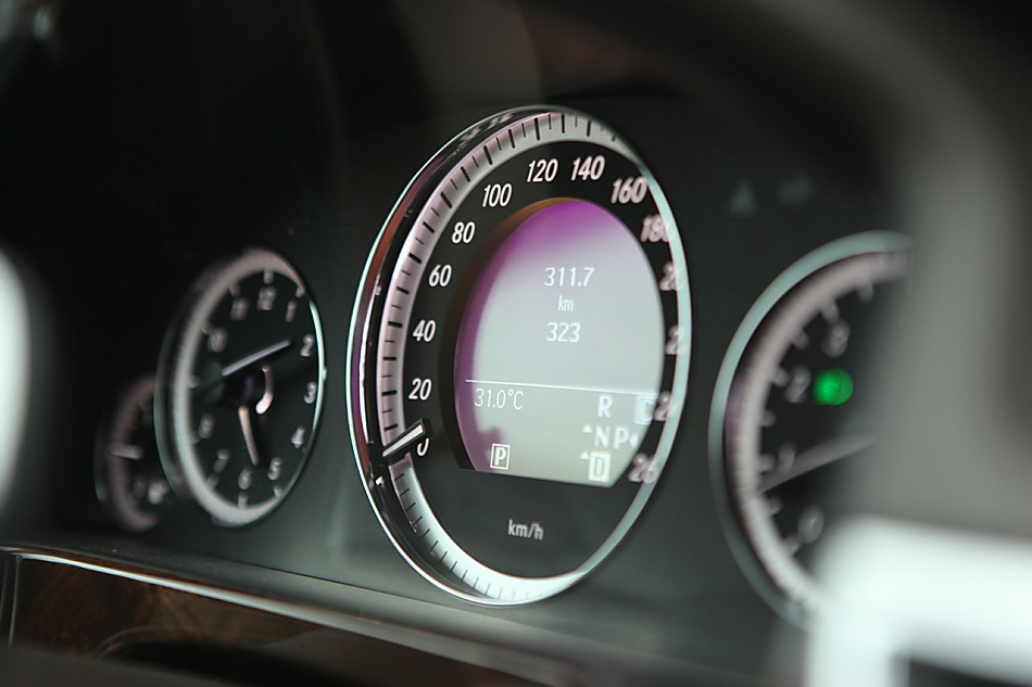 全新一代E300内饰图片