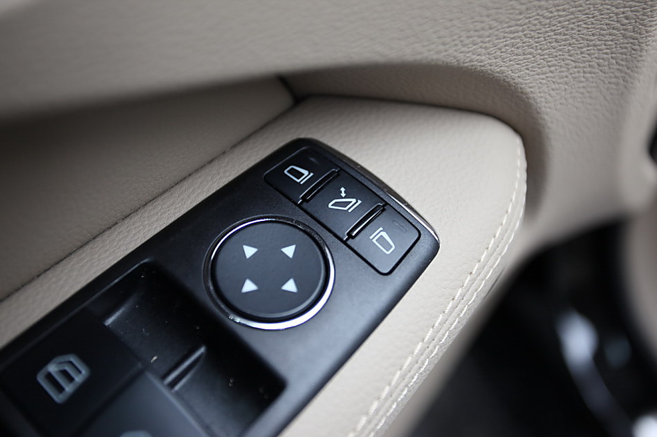 全新一代E300内饰图片