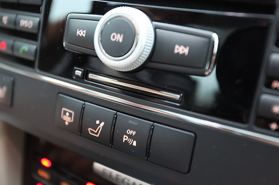 全新一代E300内饰图片