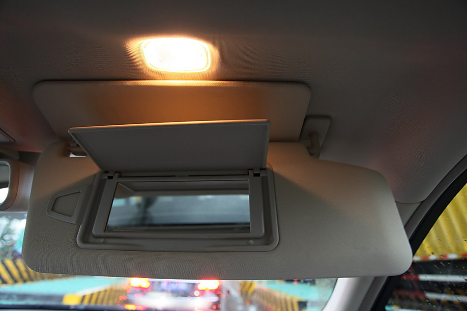 全新一代E300内饰图片