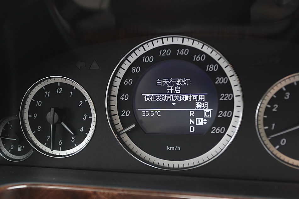 全新一代E300内饰图片