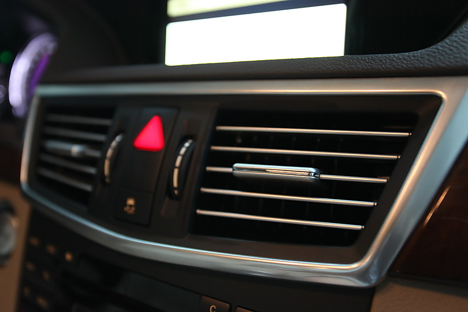 全新一代E300内饰图片