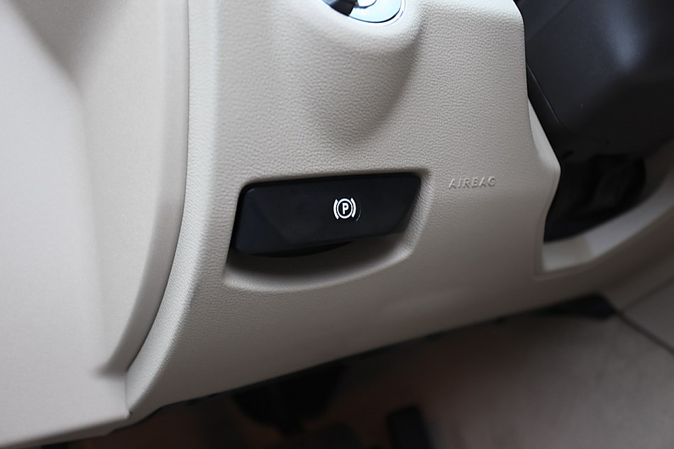 全新一代E300内饰图片