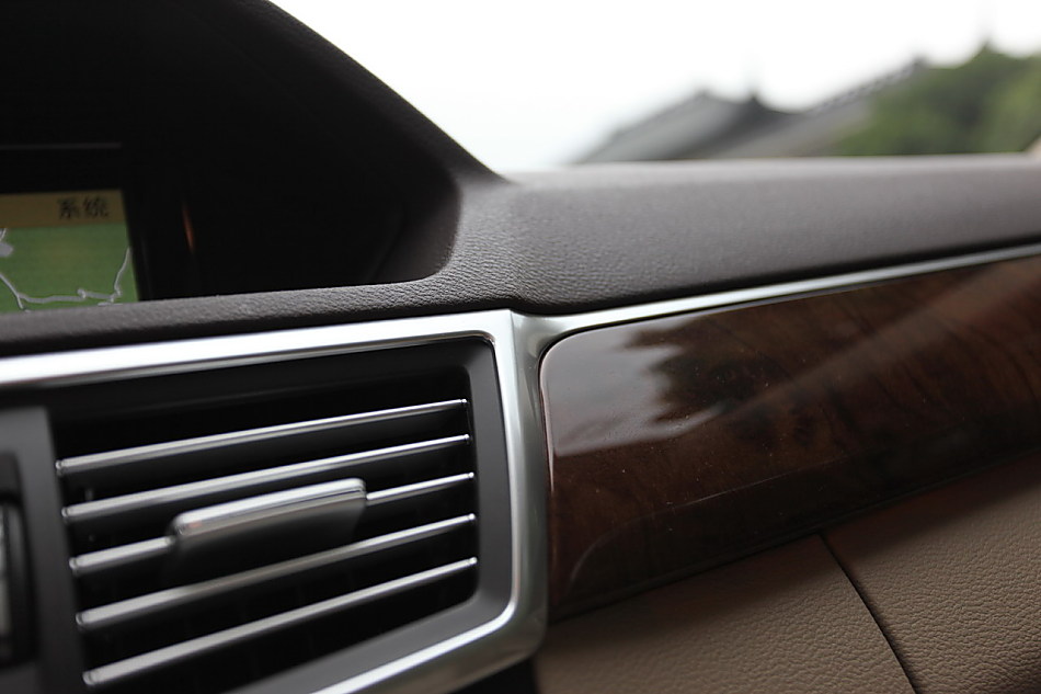 全新一代E300内饰图片