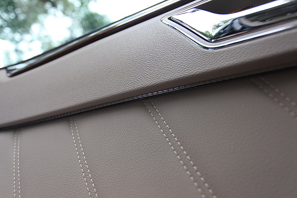 全新一代E300内饰图片