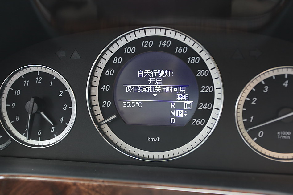 全新一代E300内饰图片