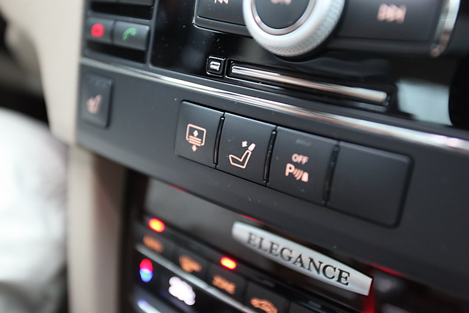 全新一代E300内饰图片