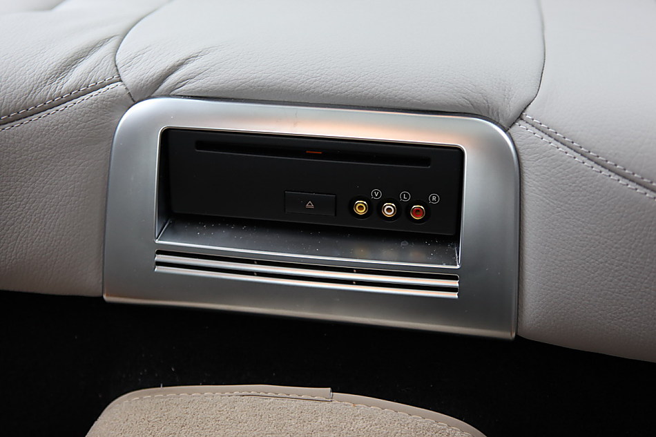 全新一代E300内饰图片