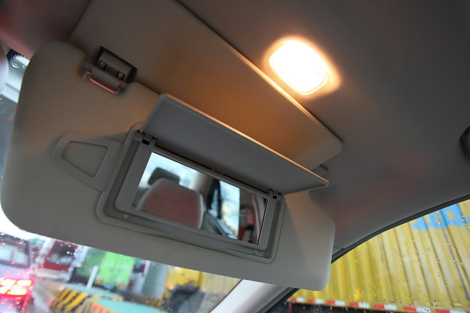 全新一代E300内饰图片