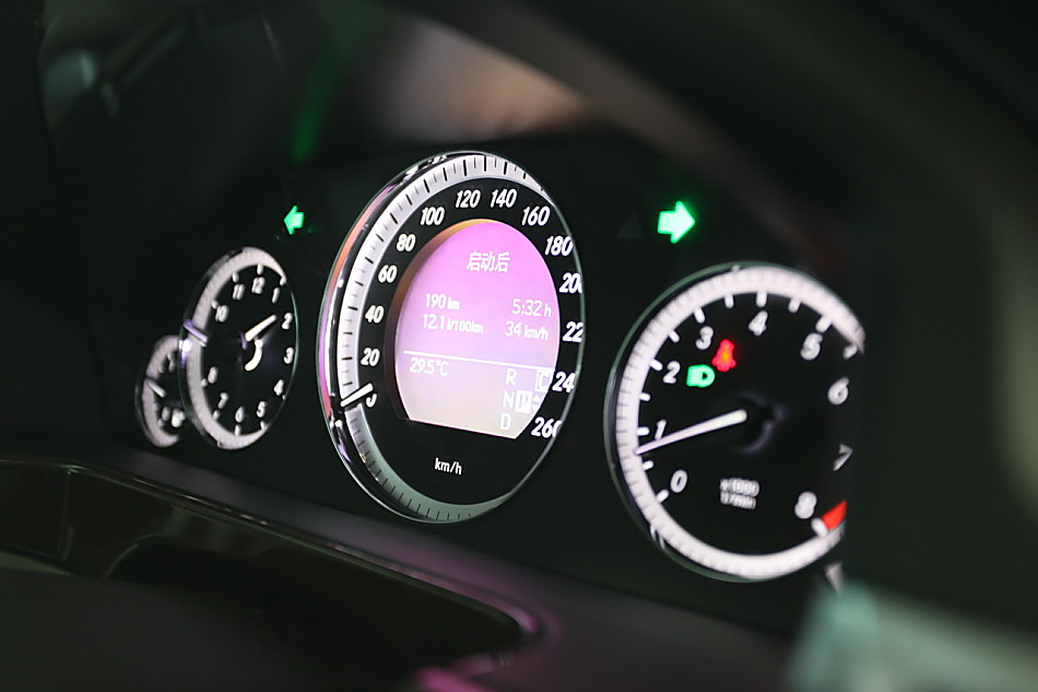 全新一代E300内饰图片