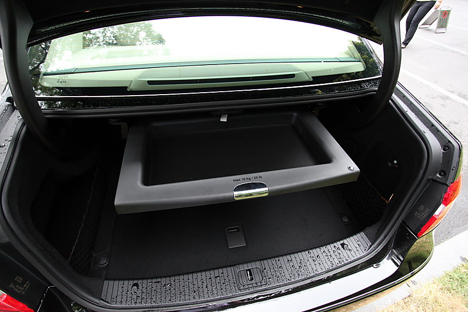 全新一代E300内饰图片