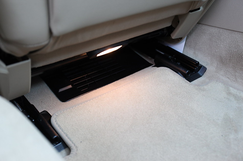 全新一代E300内饰图片