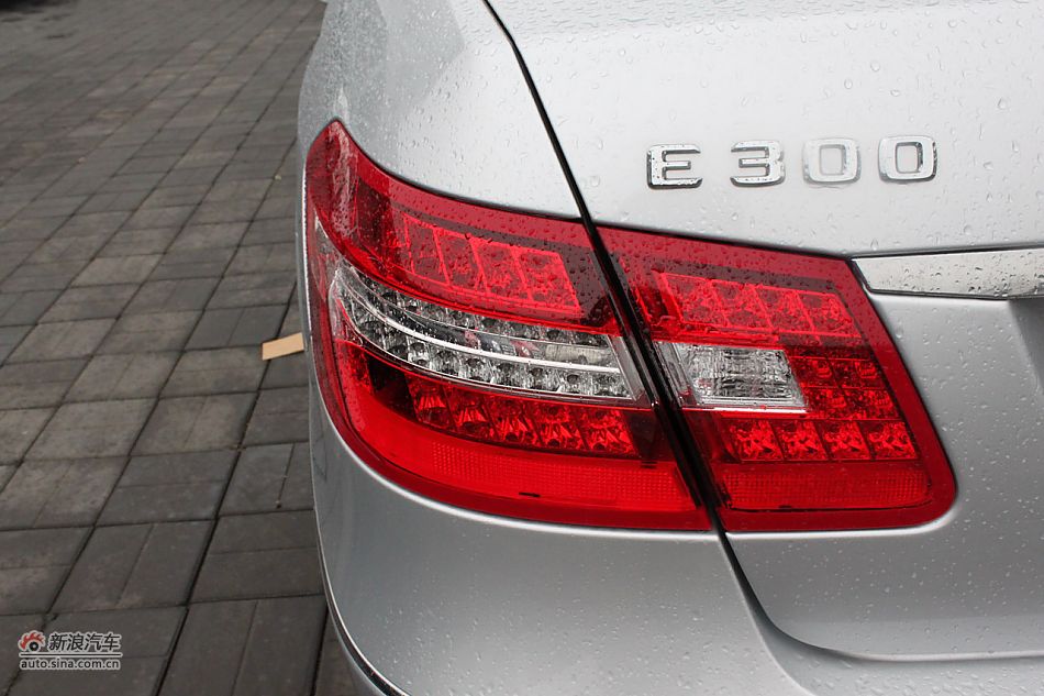 奔驰E300优雅型