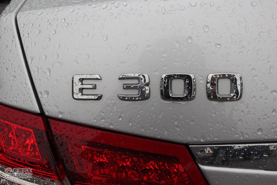 奔驰E300优雅型