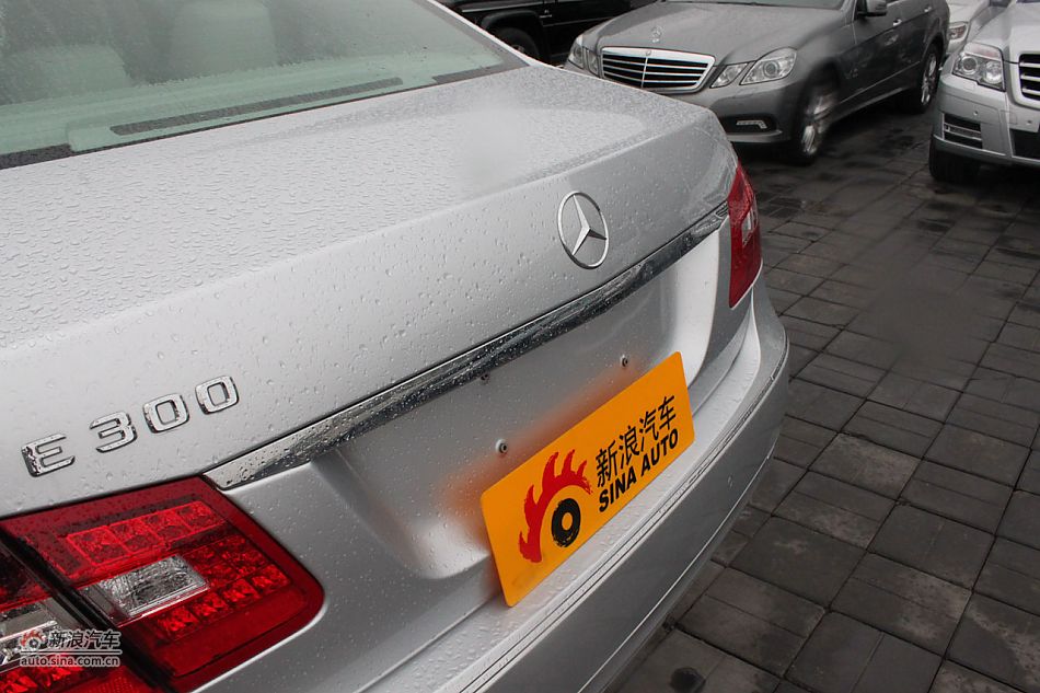 奔驰E300优雅型