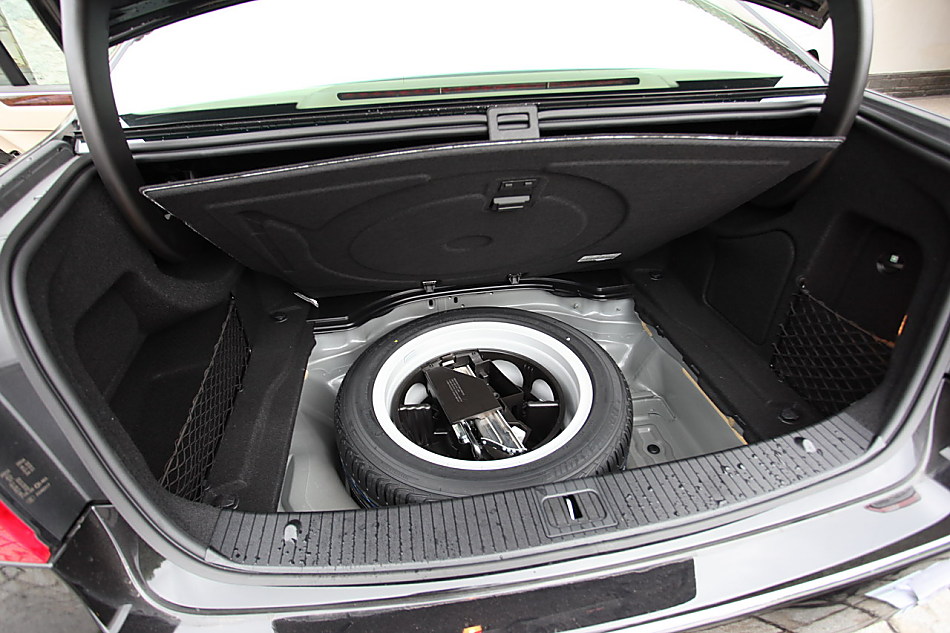 全新一代E300内饰图片