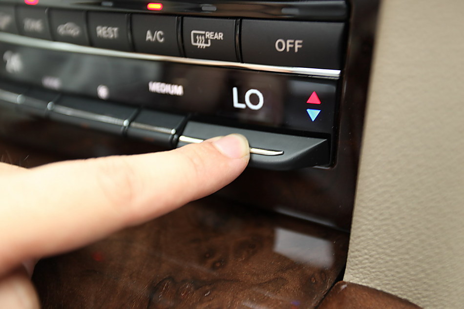 全新一代E300内饰图片