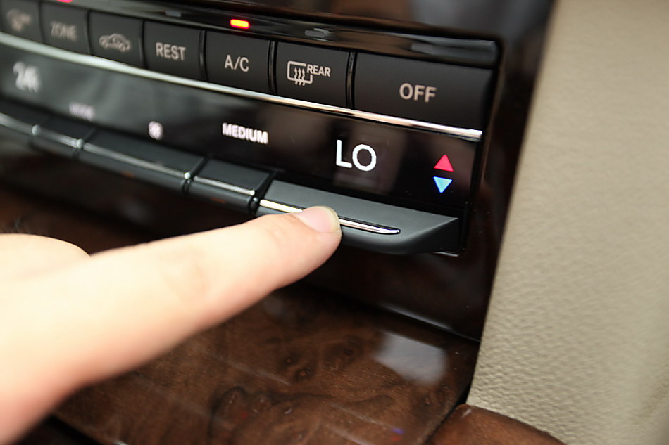 全新一代E300内饰图片