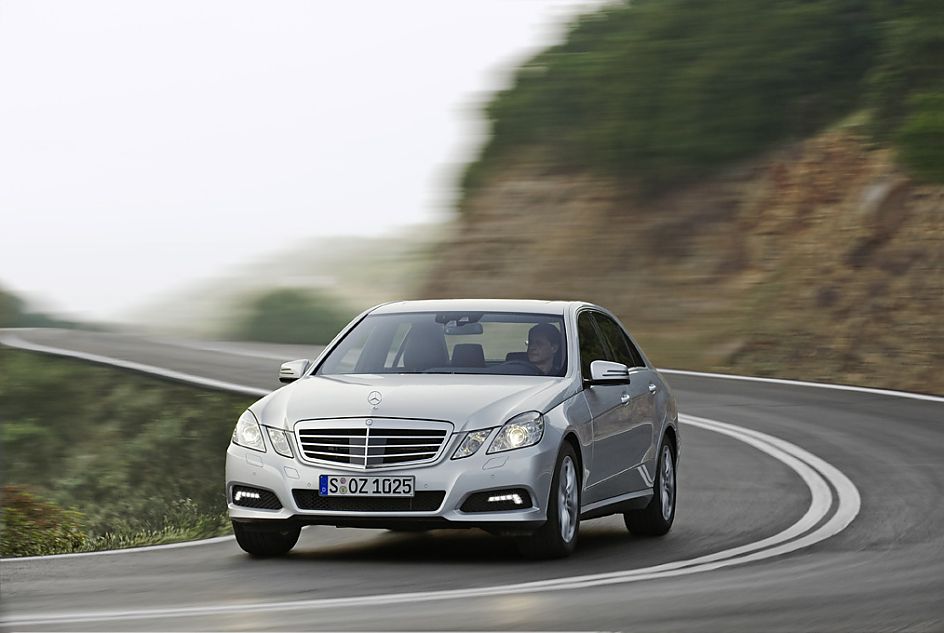 奔驰新E级官方资料图外观