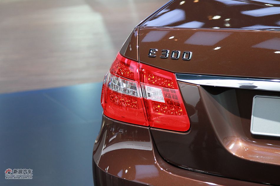 奔驰E300混动