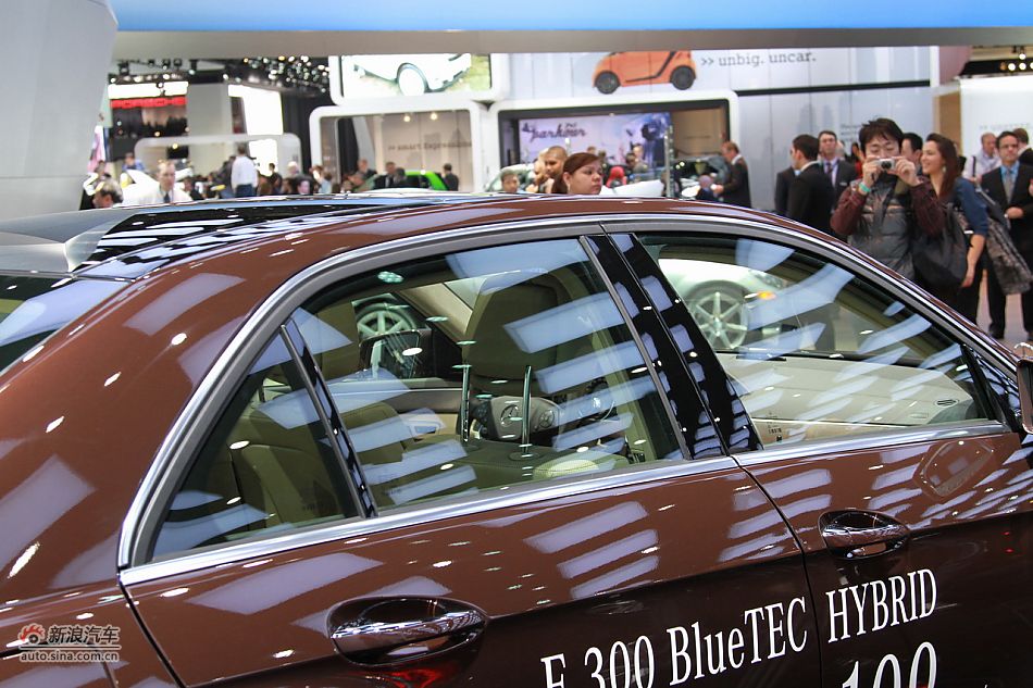 奔驰E300混动