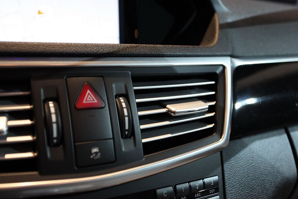 梅赛德斯-奔驰新E系轿车内饰