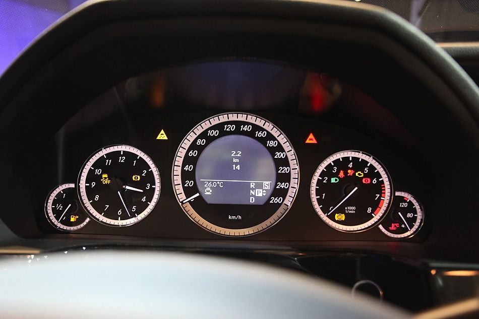 梅赛德斯-奔驰新E系轿车内饰