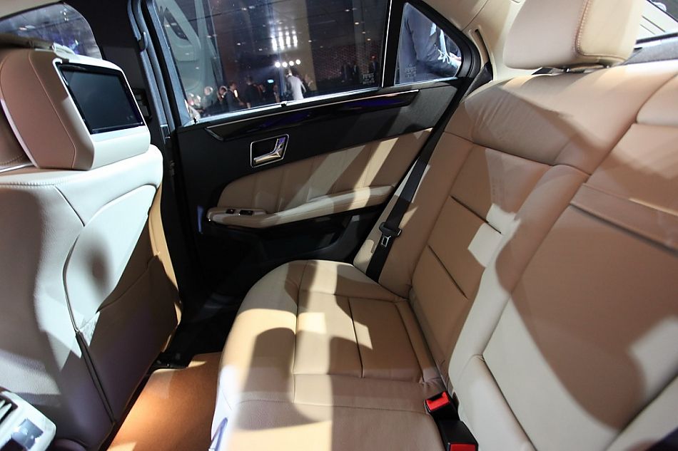 梅赛德斯-奔驰新E系轿车内饰