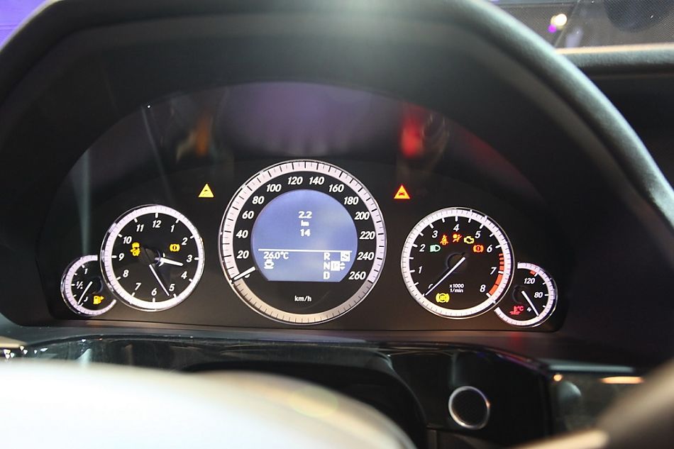 梅赛德斯-奔驰新E系轿车内饰