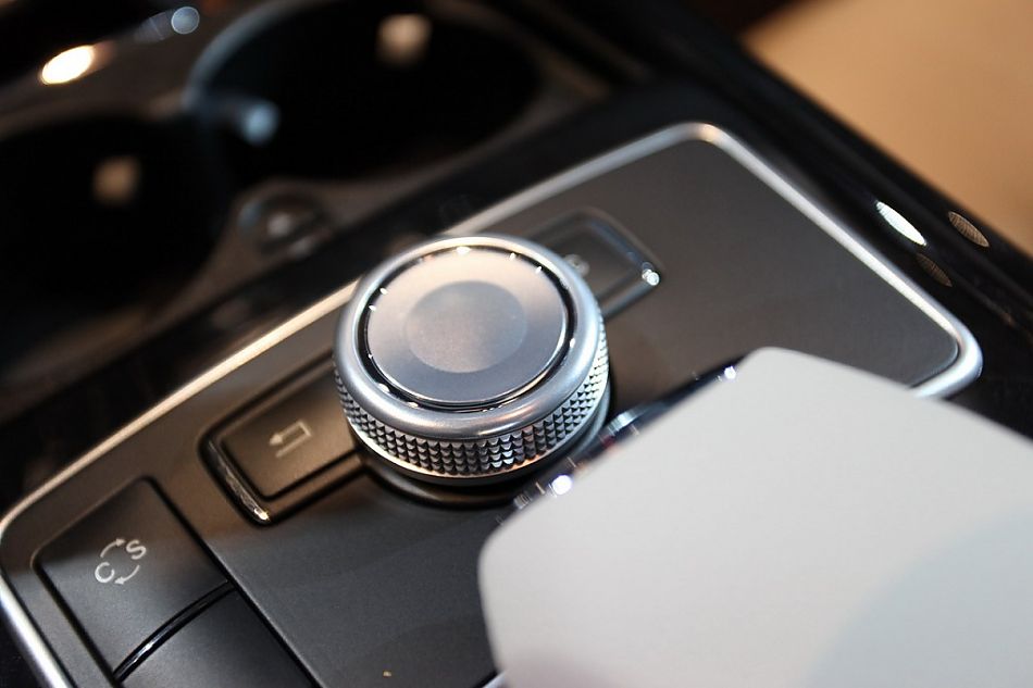 梅赛德斯-奔驰新E系轿车内饰