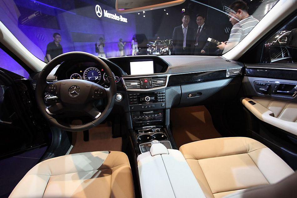 梅赛德斯-奔驰新E系轿车内饰
