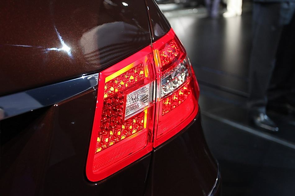 梅赛德斯-奔驰新E系轿车外观