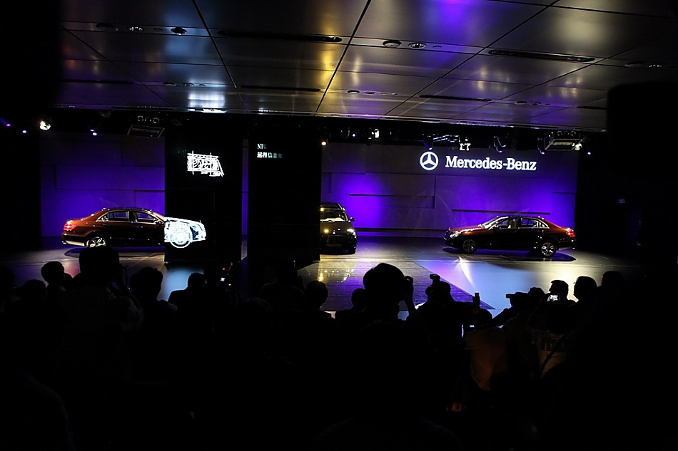 新E级轿车上市现场图